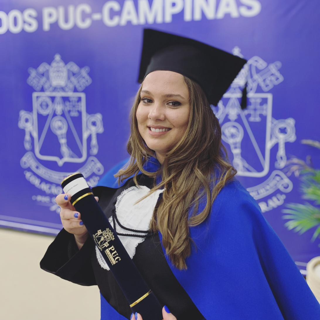 Larissa Cavazotto na formatura de Psicologia, PUC Campinas